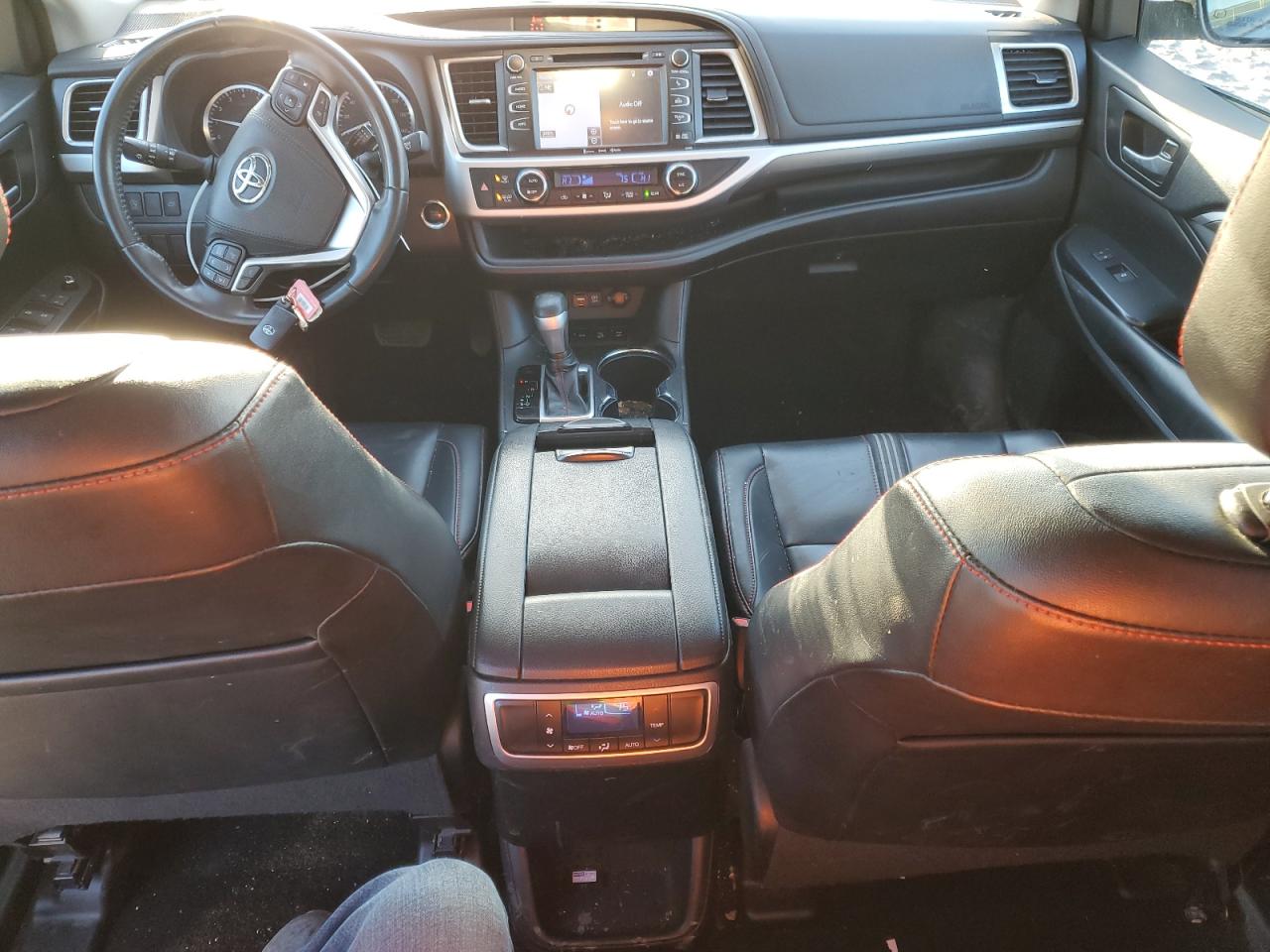 2019 Toyota Highlander VIN 5TDJZRFH4KS983826 Copart auction photo, side damage thumbnail 8