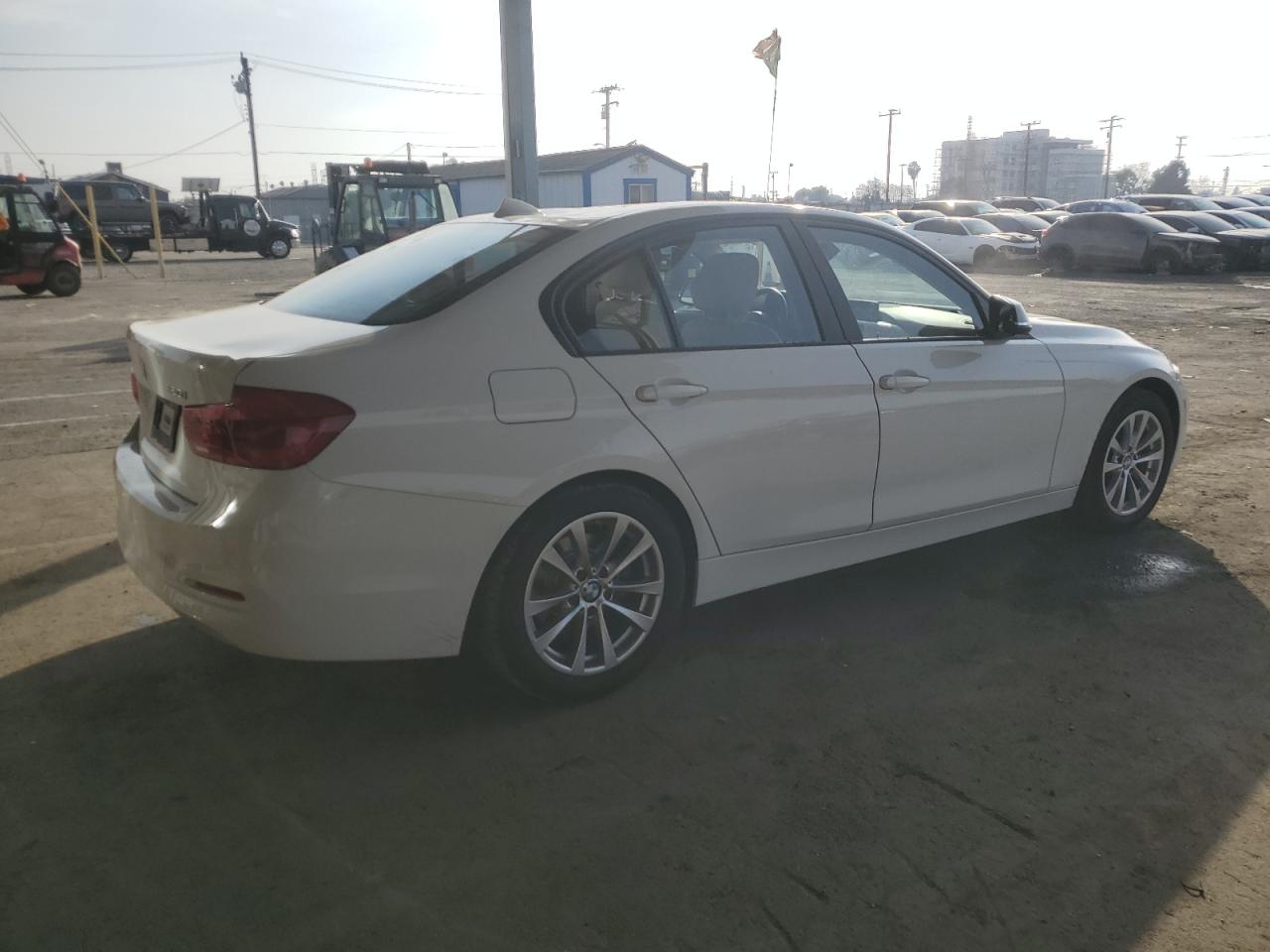 2017 BMW 3er VIN WBA8E1G50HNU15147 Copart auction photo, rear end damage thumbnail 3