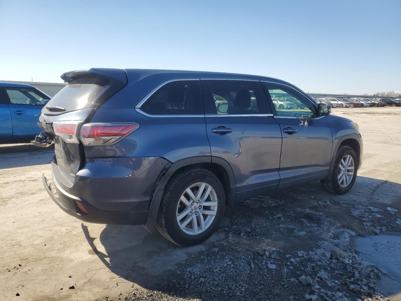 2015 Toyota Highlander VIN 5TDBKRFH0FS138597 Copart auction photo, all over damage thumbnail 3
