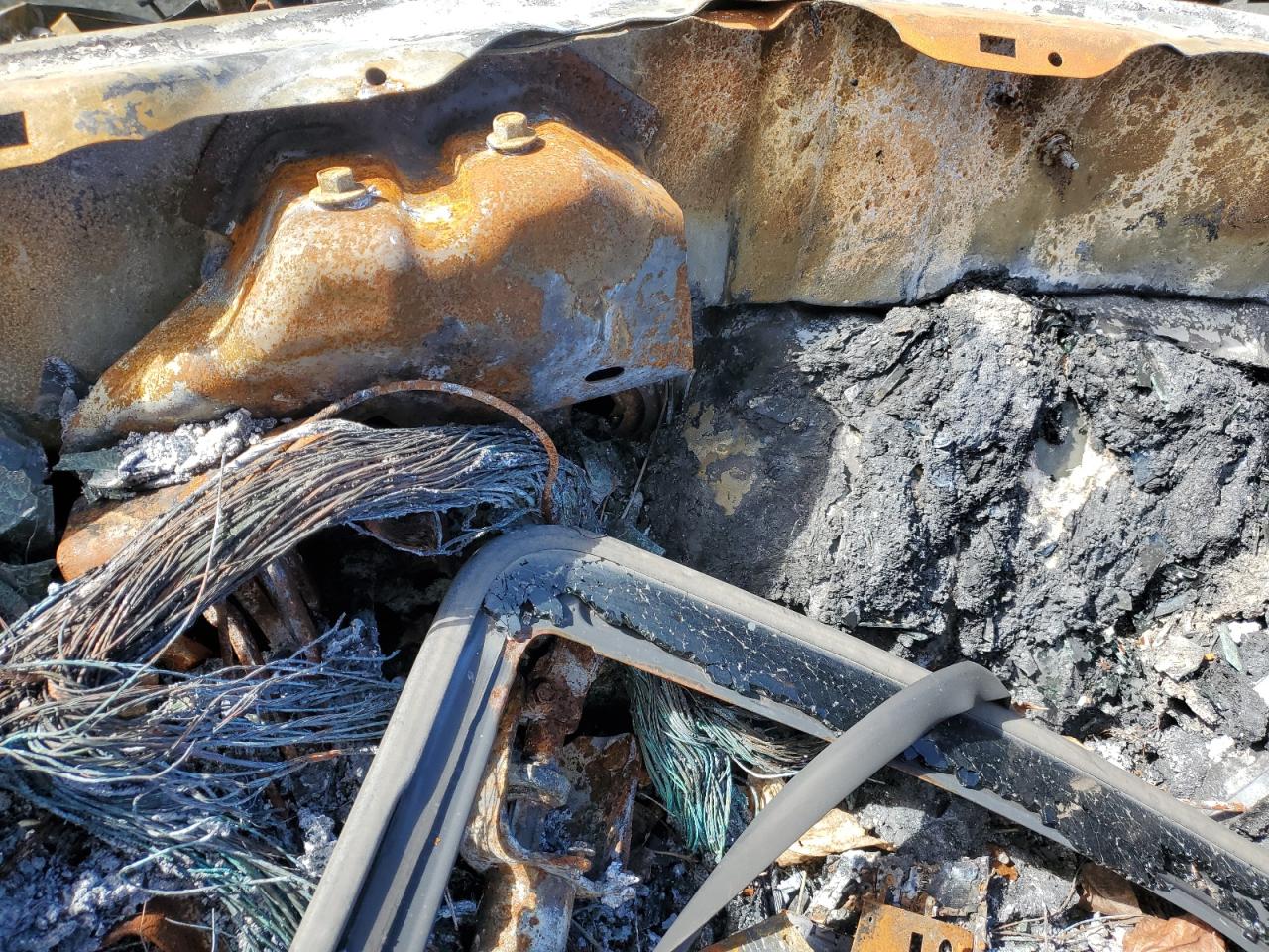 2004 Ford Expedition VIN 1FMFU18L44LA34283 Copart auction photo, burn damage thumbnail 9