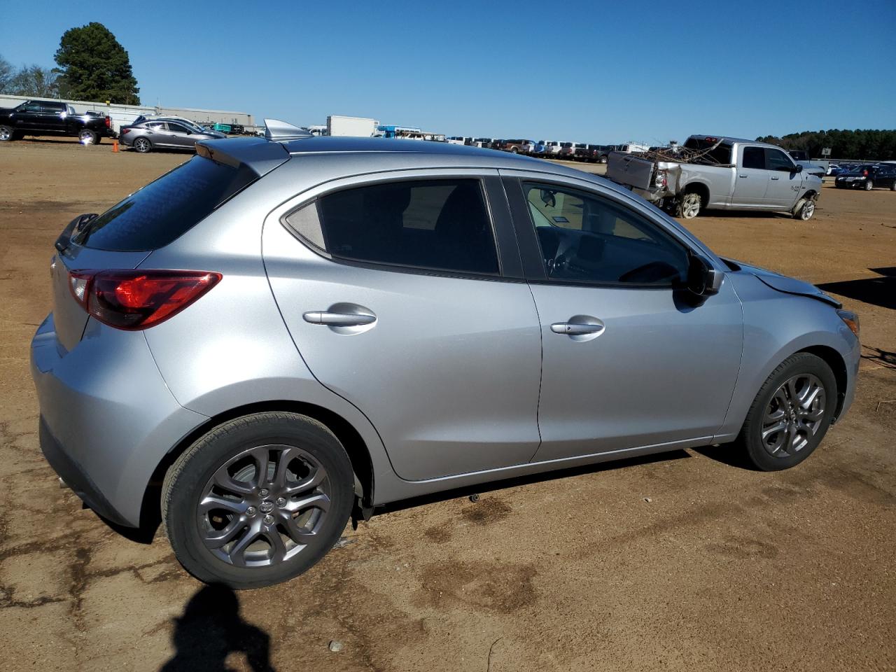 2020 Toyota Yaris VIN 3MYDLBJV2LY705733 Copart auction photo, front end / side damage thumbnail 3