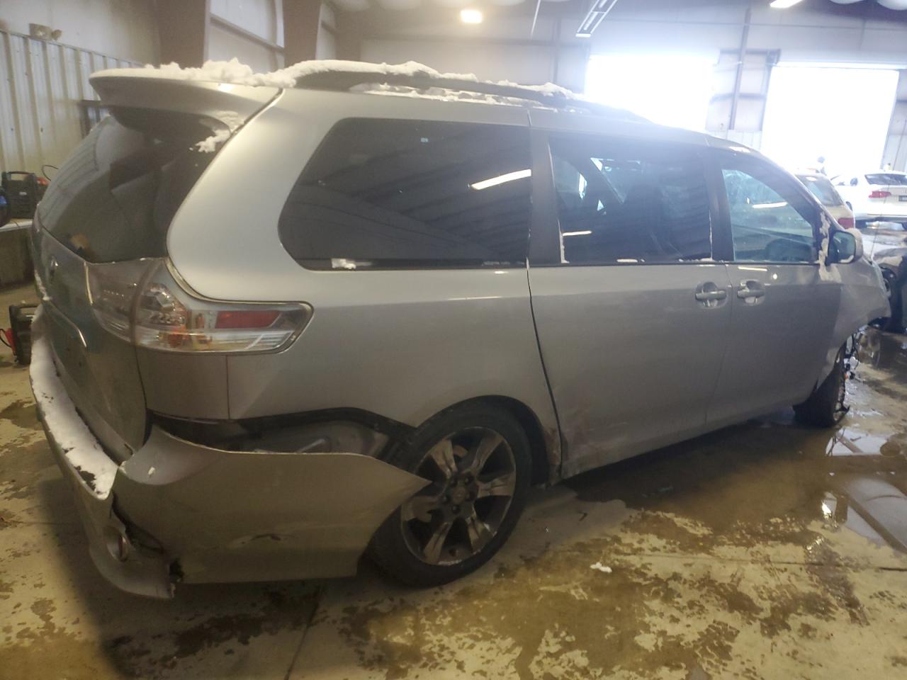 2012 Toyota Sienna VIN 5TDXK3DC3CS220149 Copart auction photo, front end / rear end damage thumbnail 3