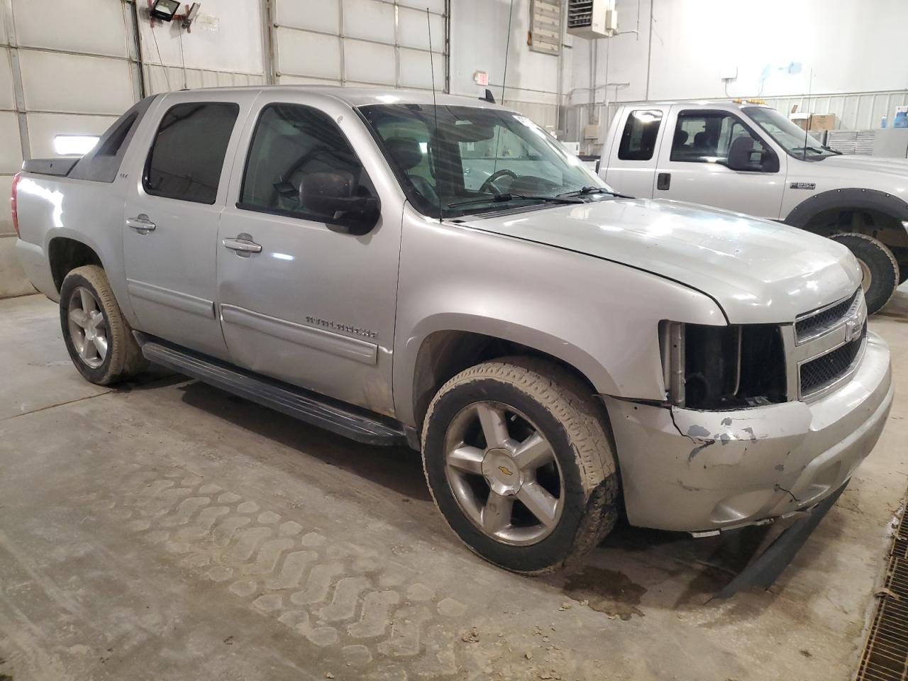 2010 Chevrolet Avalanche VIN 3GNVKFE04AG249529 Copart auction photo, front end / side damage thumbnail 4