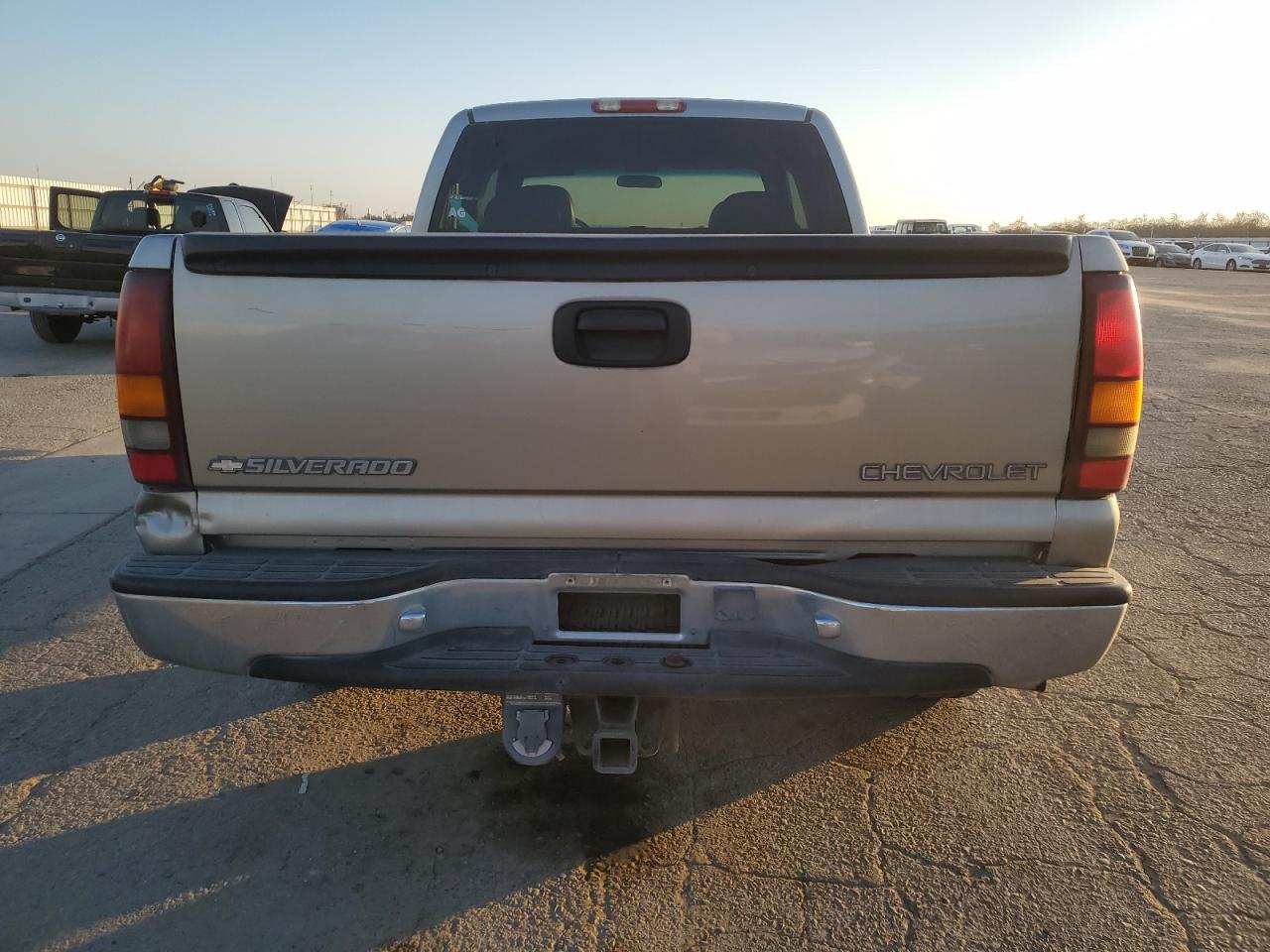 2002 Chevrolet Silverado VIN 2GCEC19TX21124686 Copart auction photo, front end / side damage thumbnail 6
