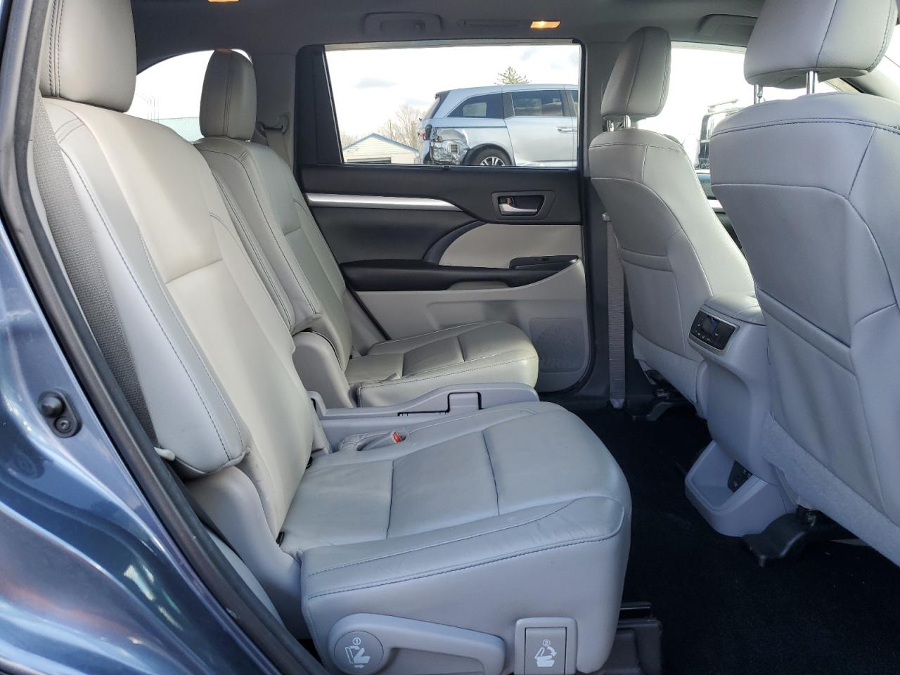 2018 Toyota Highlander VIN 5TDJZRFH3JS827310 Copart auction photo, front end / side damage thumbnail 11