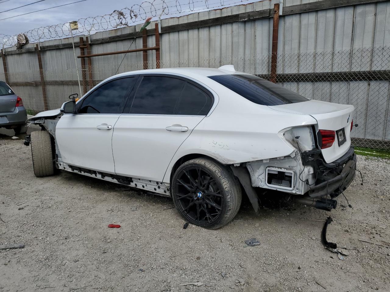 2017 BMW 3er VIN WBA8B9C3XHK886266 Copart auction photo, front end / rear end damage thumbnail 2