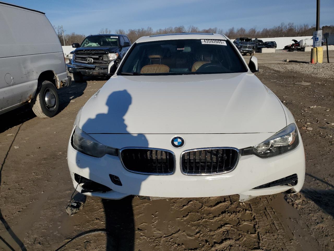 2016 BMW 3er VIN WBA8E9G57GNT44249 Copart auction photo, front end / rear end damage thumbnail 5