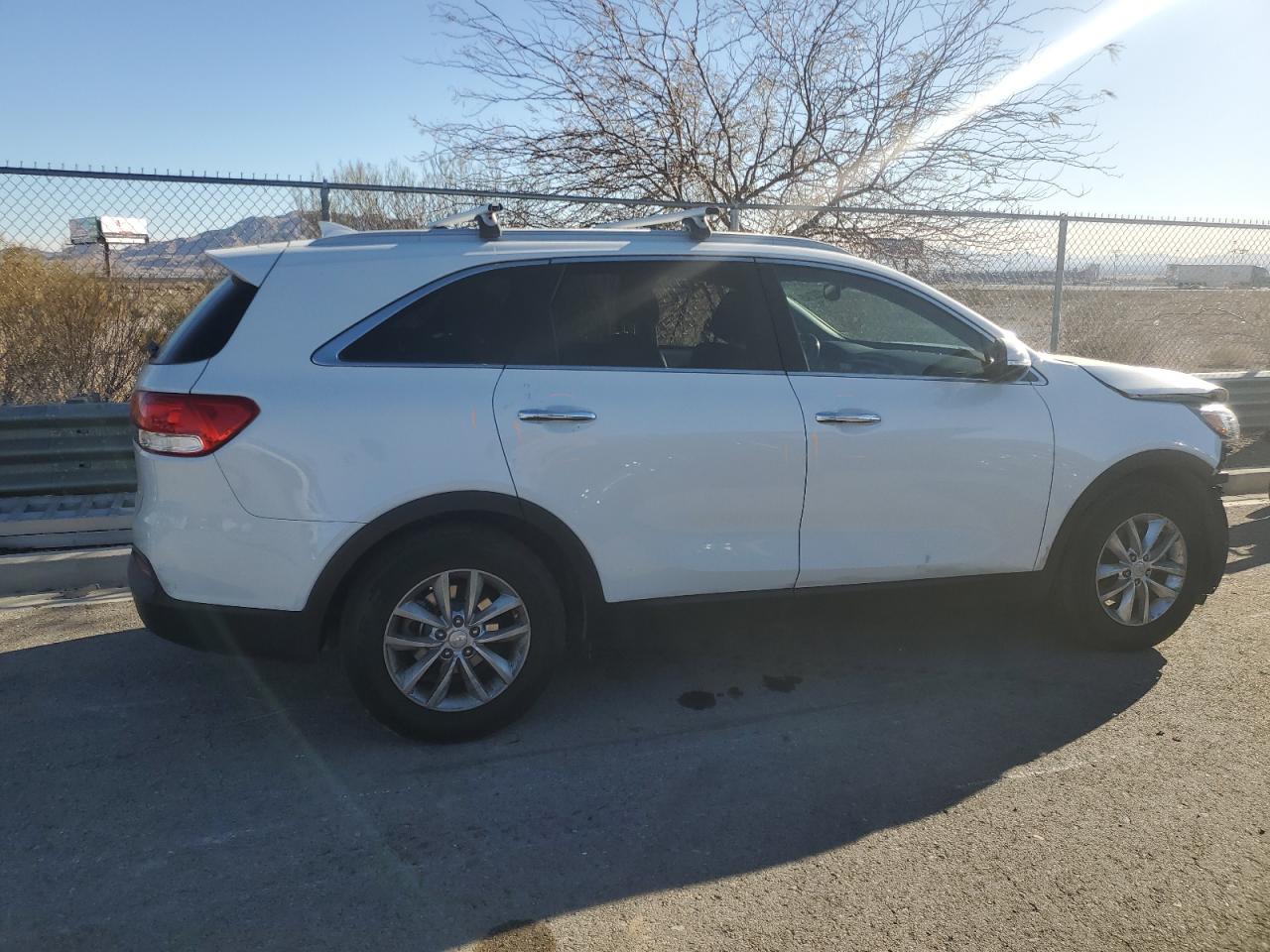 2017 KIA Sorento VIN 5XYPG4A32HG250954 Copart auction photo, front end / side damage thumbnail 3