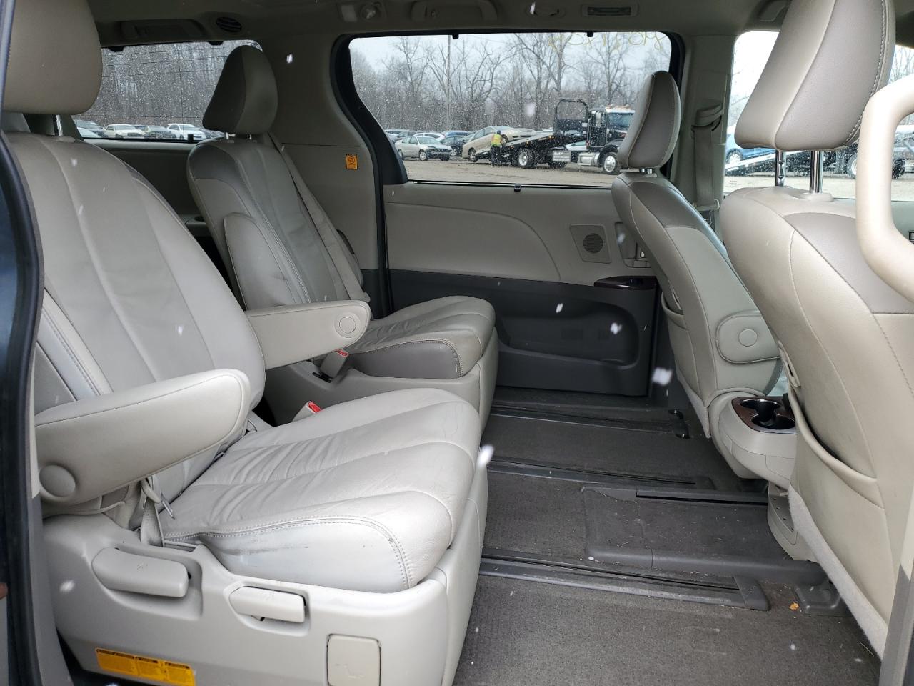 2013 Toyota Sienna VIN 5TDDK3DC5DS056097 Copart auction photo, front end / minor dent/scratches damage thumbnail 11