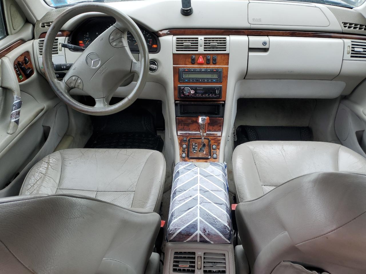 2000 Mercedes-Benz E-klasse VIN WDBJF65J4YA968887 Copart auction photo, front end / rear end damage thumbnail 8