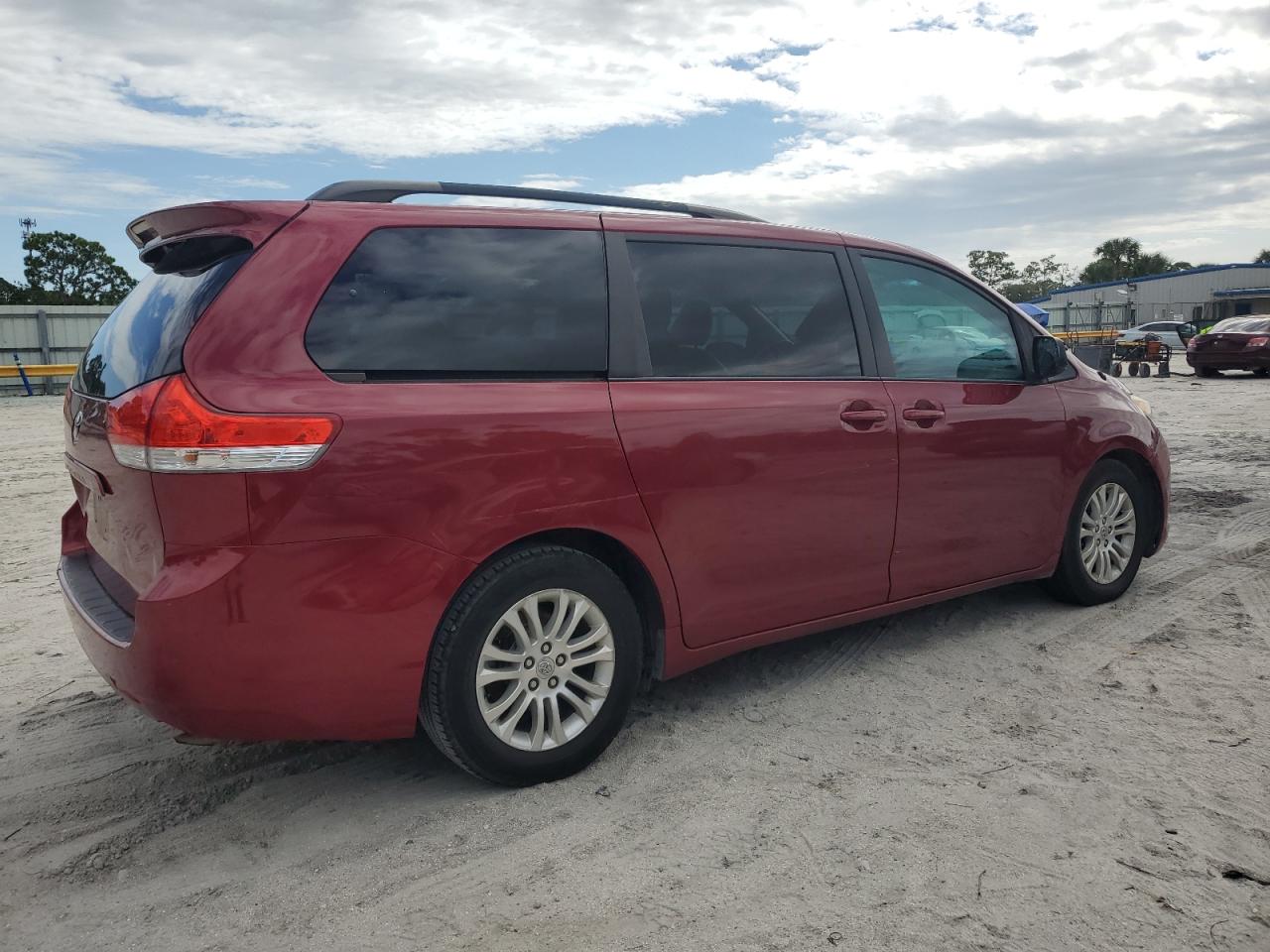 2011 Toyota Sienna VIN 5TDYK3DC1BS155935 Copart auction photo, mechanical / minor dent/scratches damage thumbnail 3