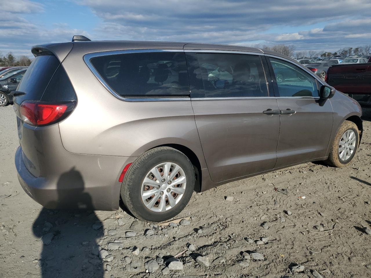 2018 Chrysler Pacifica VIN 2C4RC1AG4JR104322 Copart auction photo, front end / minor dent/scratches damage thumbnail 3