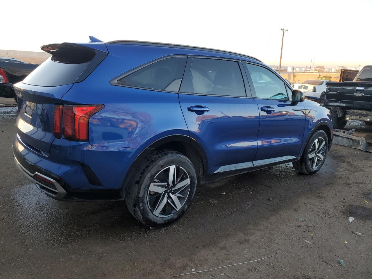 2023 KIA Sorento VIN 5XYRH4LF5PG214123 Copart auction photo, side / front end damage thumbnail 3