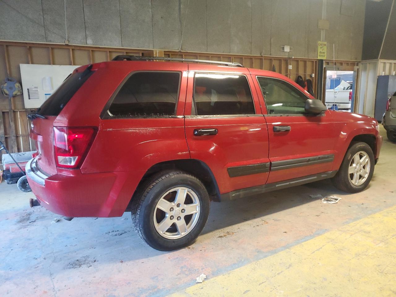 2006 Jeep Grand Cherokee VIN 1J4GR48K26C240220 Copart auction photo, minor dent/scratches damage thumbnail 3