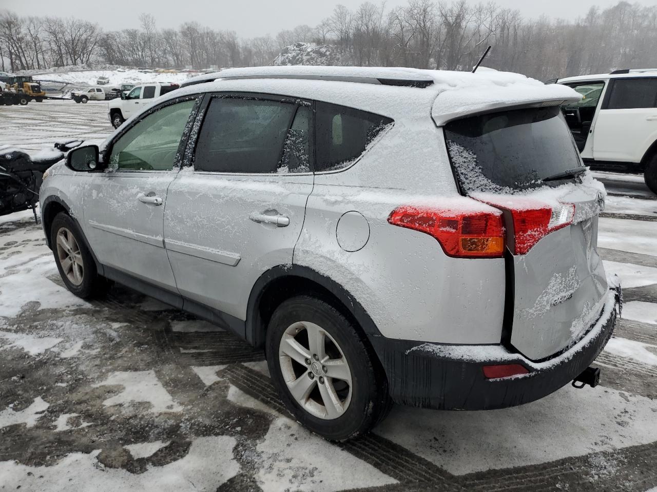 2013 Toyota RAV 4 VIN JTMRFREV2DD039640 Copart auction photo, rear end / minor dent/scratches damage thumbnail 2