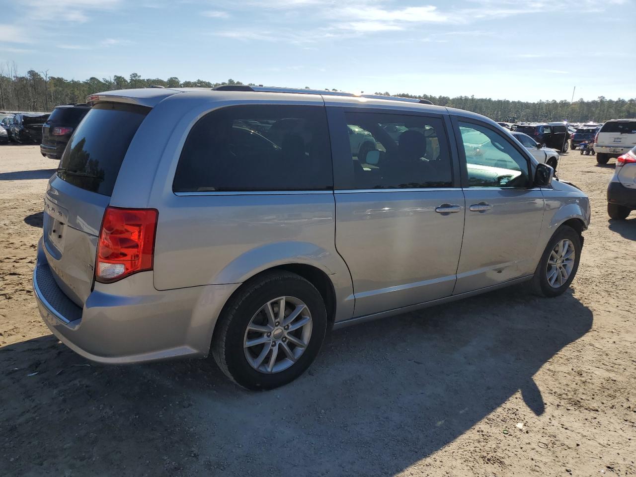 2020 Dodge Caravan VIN 2C4RDGCG2LR183683 Copart auction photo, front end / rear end damage thumbnail 3