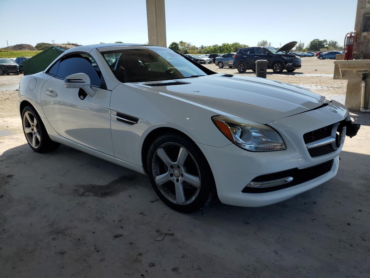 2015 Mercedes-Benz SLK-klasse VIN WDDPK4HAXFF099080 Copart auction photo, front end / minor dent/scratches damage thumbnail 4