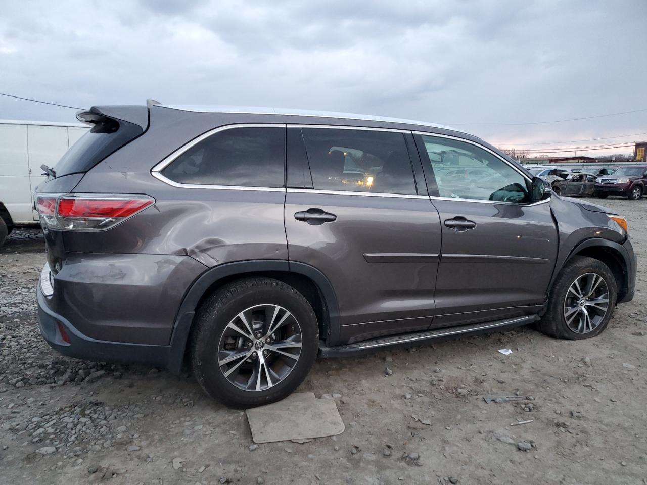 2016 Toyota Highlander VIN 5TDJKRFH8GS249296 Copart auction photo, side / front end damage thumbnail 3