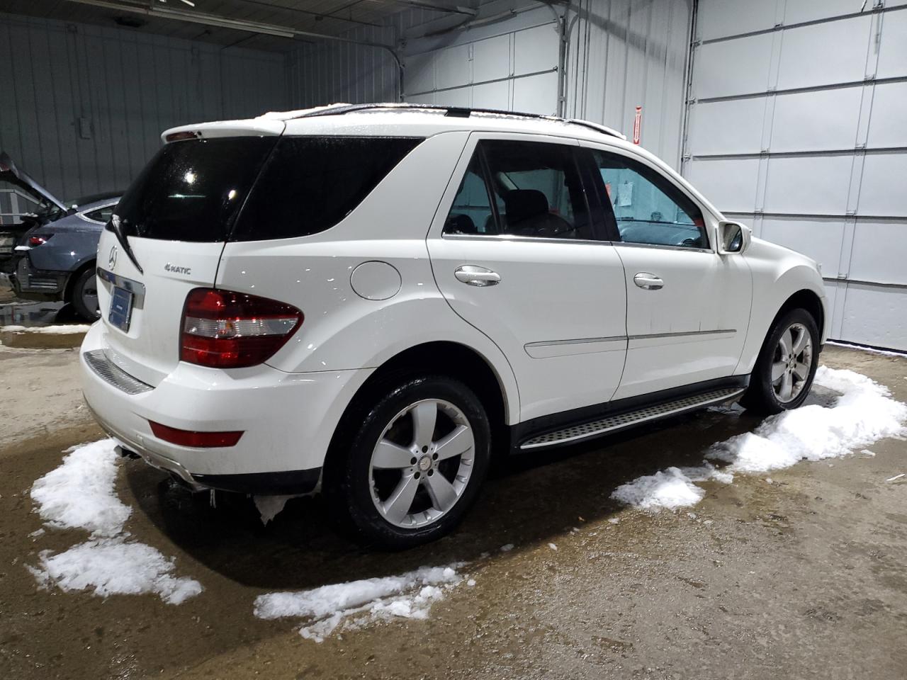 2010 Mercedes-Benz M-klasse VIN 4JGBB8GB3AA532715 Copart auction photo, front end / minor dent/scratches damage thumbnail 3