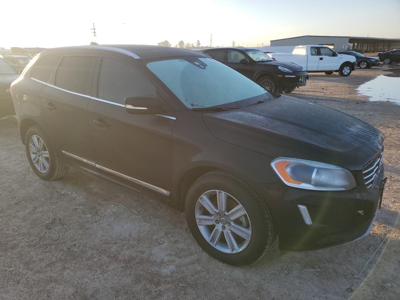 2017 Volvo XC60 VIN YV440MDU9H2039219 Copart auction photo, front end / minor dent/scratches damage thumbnail 4