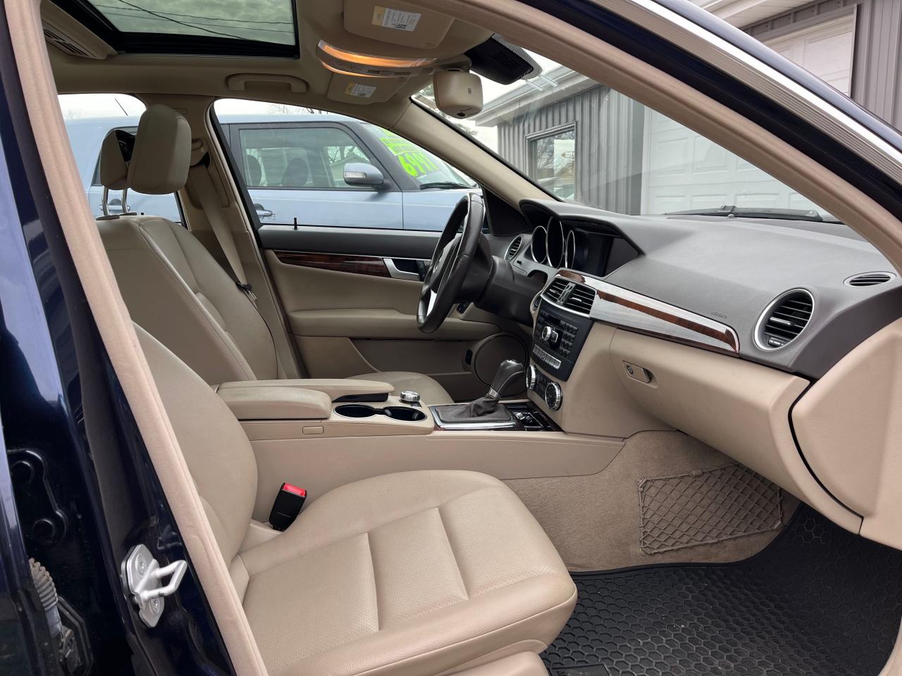 2012 Mercedes-Benz C-klasse VIN WDDGF8BB0CR225910 Copart auction photo, minor dent/scratches / normal wear damage thumbnail 5