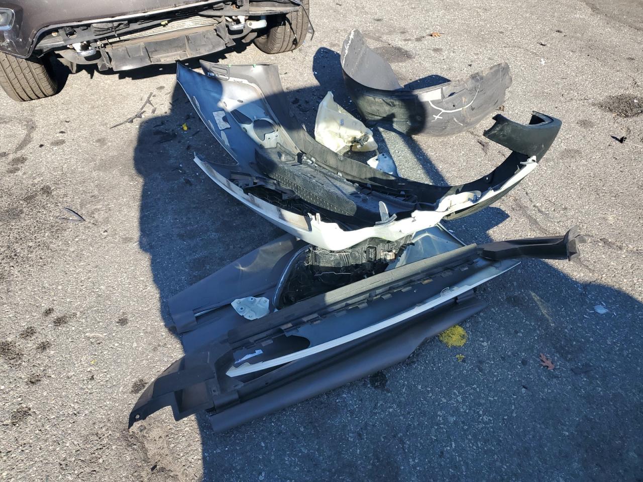 2011 Volvo C30 VIN YV1672MK4B2233975 Copart auction photo, front end damage thumbnail 12