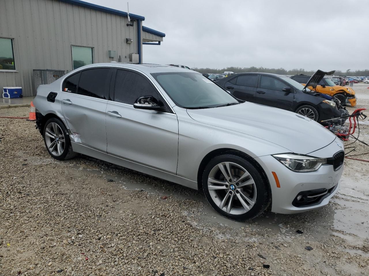 2017 BMW 3er VIN WBA8B9G5XHNU51046 Copart auction photo, rear end / side damage thumbnail 4