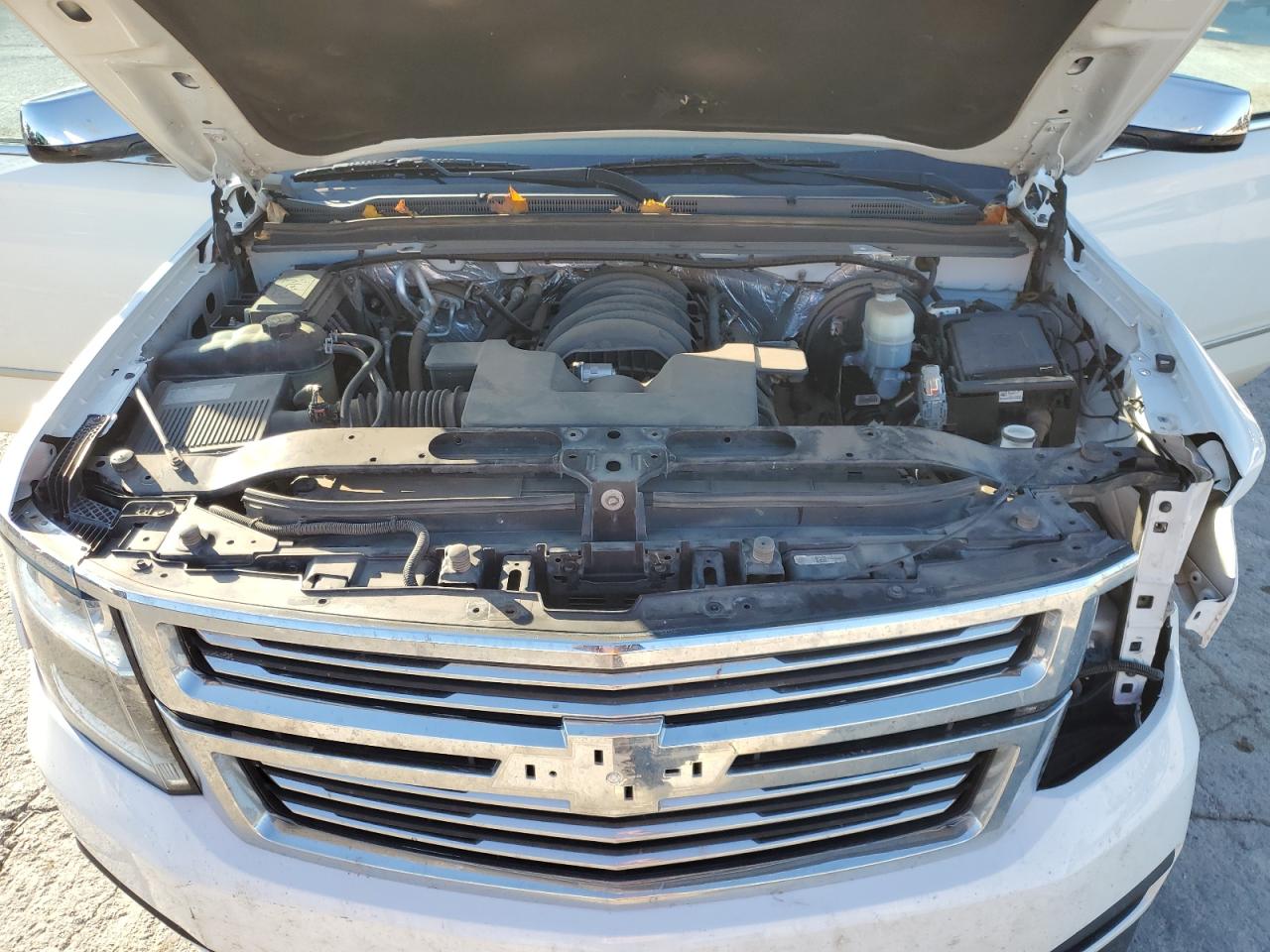 2017 Chevrolet Suburban VIN 1GNSCHKC4HR175310 Copart auction photo, front end / minor dent/scratches damage thumbnail 13