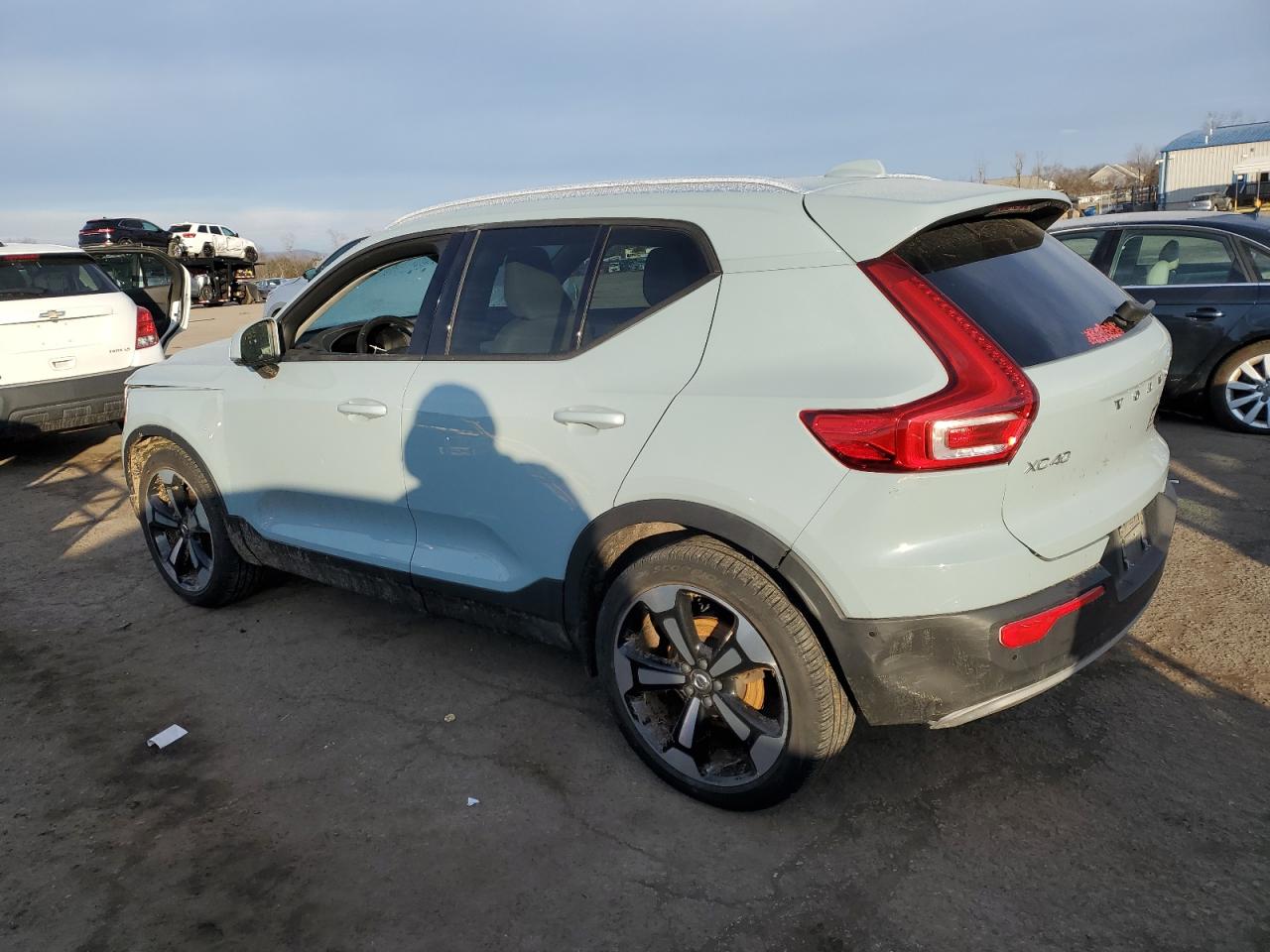 2019 Volvo XC40 VIN YV4162UK4K2104649 Copart auction photo, side / front end damage thumbnail 2
