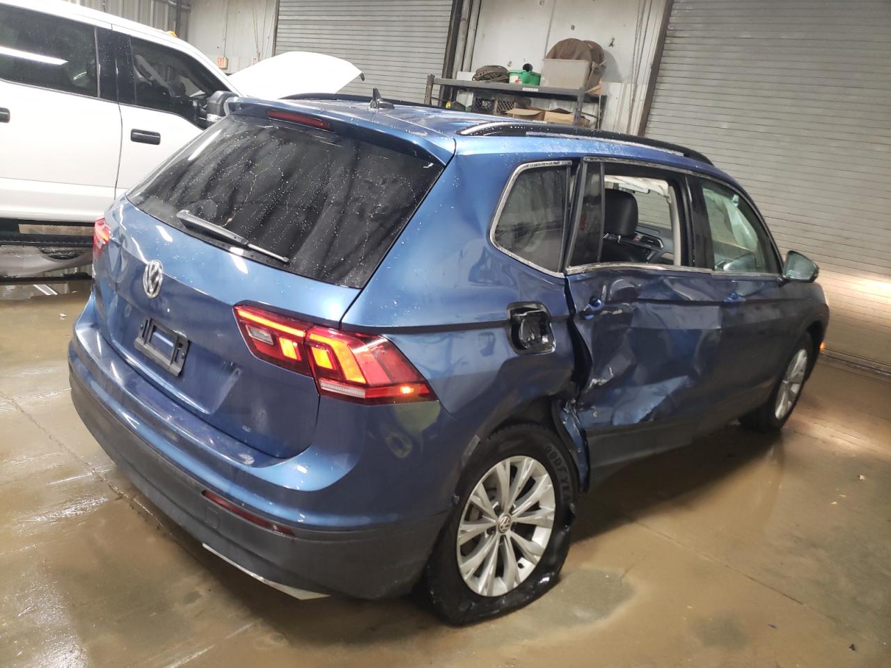 2019 Volkswagen Tiguan VIN 3VV3B7AX2KM047852 Copart auction photo, side / rear end damage thumbnail 3