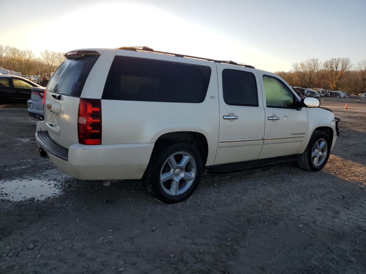 2014 Chevrolet Suburban VIN 1GNSKKE77ER182357 Copart auction photo, front end / side damage thumbnail 3