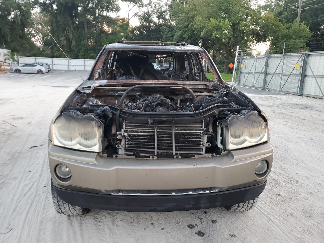 2005 Jeep Grand Cherokee VIN 1J4HR58235C727774 Copart auction photo, burn damage thumbnail 5