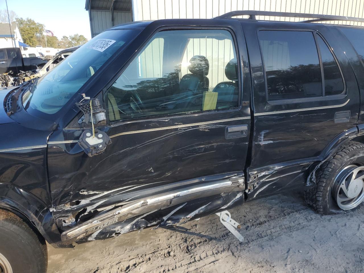 2000 Chevrolet Blazer VIN 1GNDT13W6Y2375560 Copart auction photo, side / rear end damage thumbnail 7