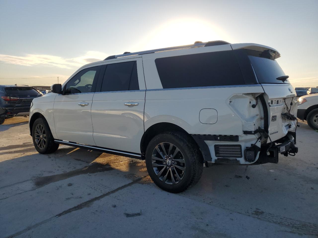 2021 Ford Expedition VIN 1FMJK1KT6MEA84230 Copart auction photo, rear end / minor dent/scratches damage thumbnail 2
