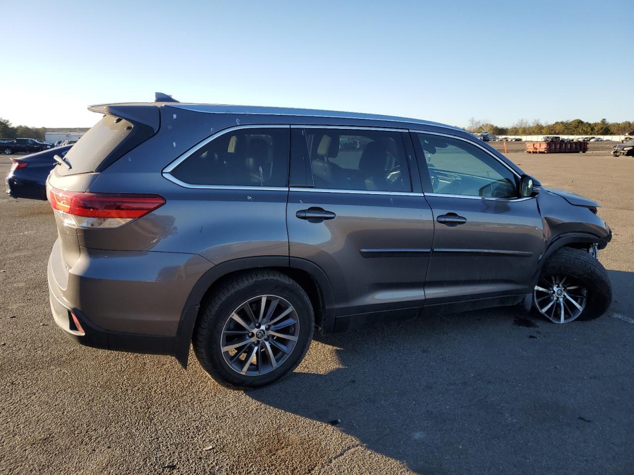 2019 Toyota Highlander VIN 5TDJZRFH8KS608229 Copart auction photo, front end / minor dent/scratches damage thumbnail 3