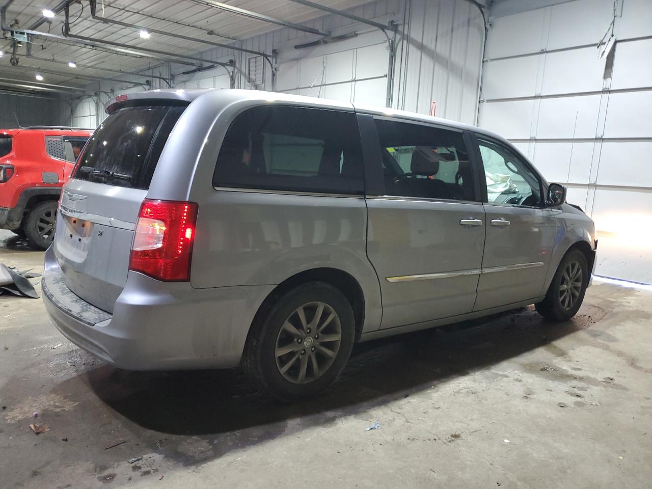 2015 Chrysler Town & Country VIN 2C4RC1HG2FR583983 Copart auction photo, front end / minor dent/scratches damage thumbnail 3