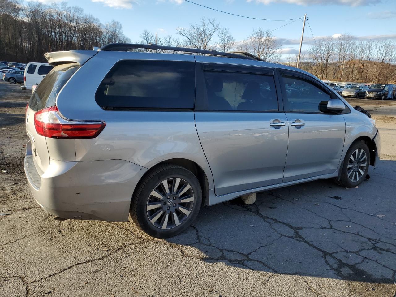 2018 Toyota Sienna VIN 5TDDZ3DC8JS207330 Copart auction photo, front end / side damage thumbnail 3