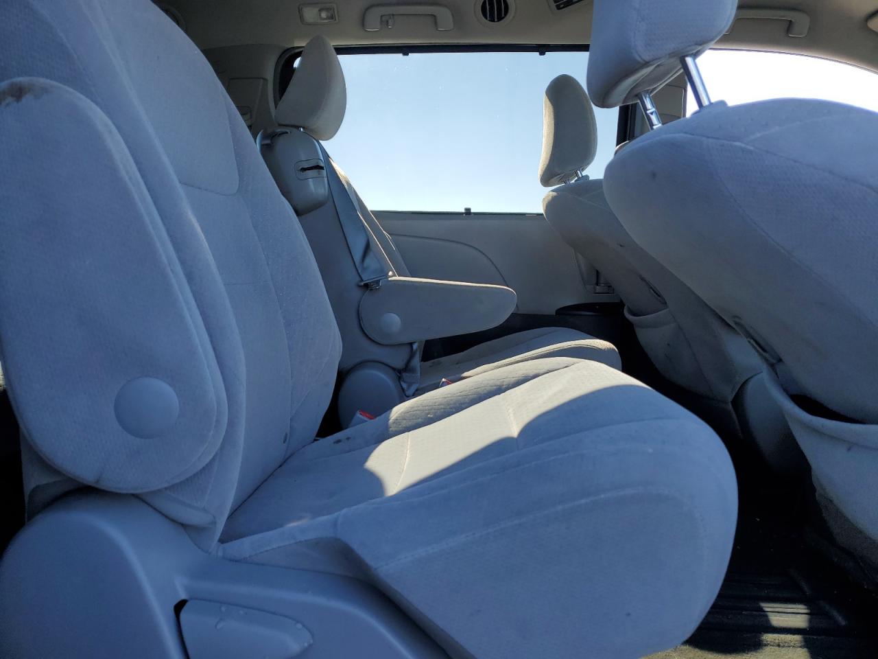 2015 Toyota Sienna VIN 5TDKK3DC1FS558051 Copart auction photo, rear end / minor dent/scratches damage thumbnail 11