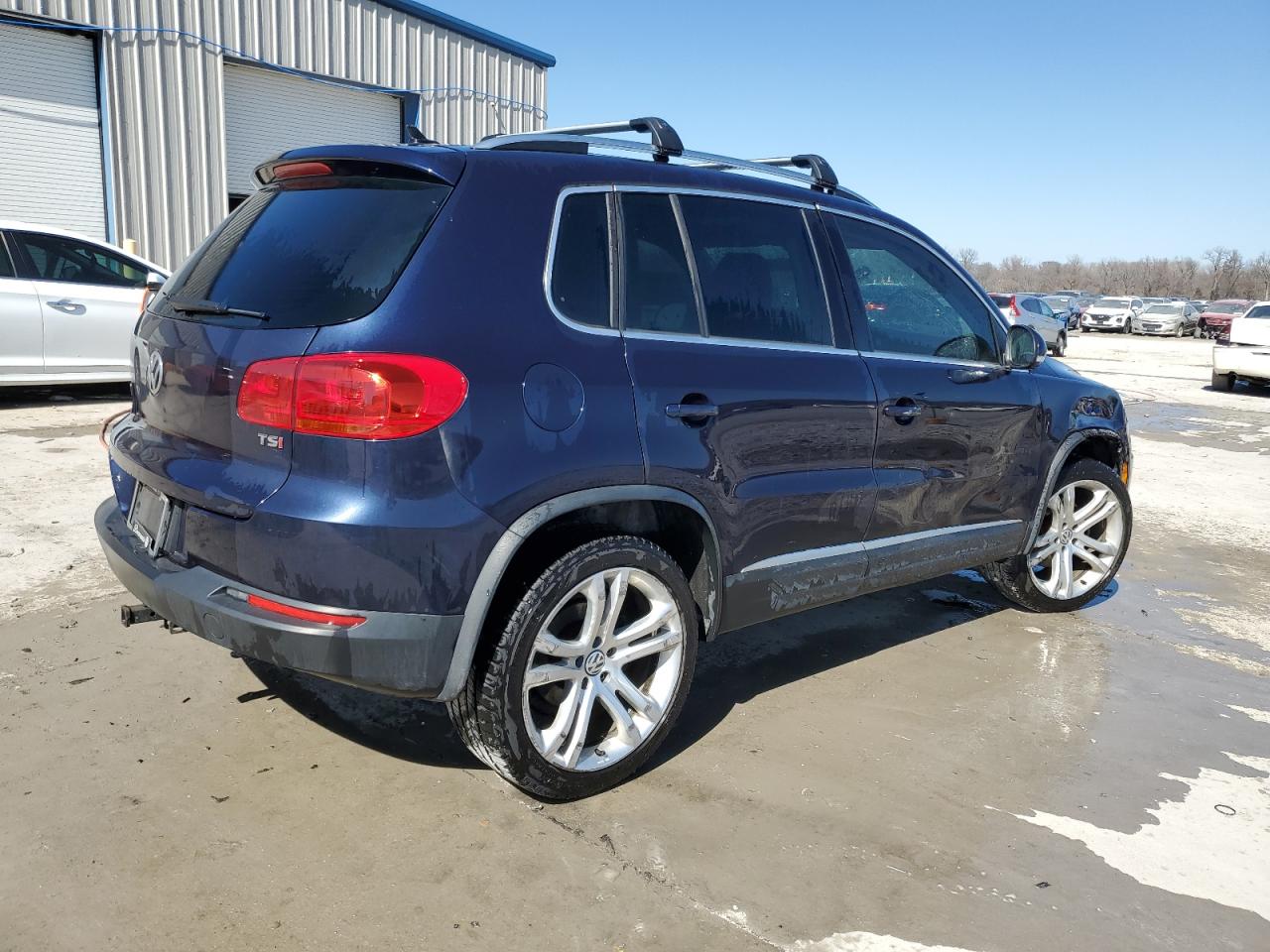 2016 Volkswagen Tiguan VIN WVGBV7AX8GW584942 Copart auction photo, side / minor dent/scratches damage thumbnail 3