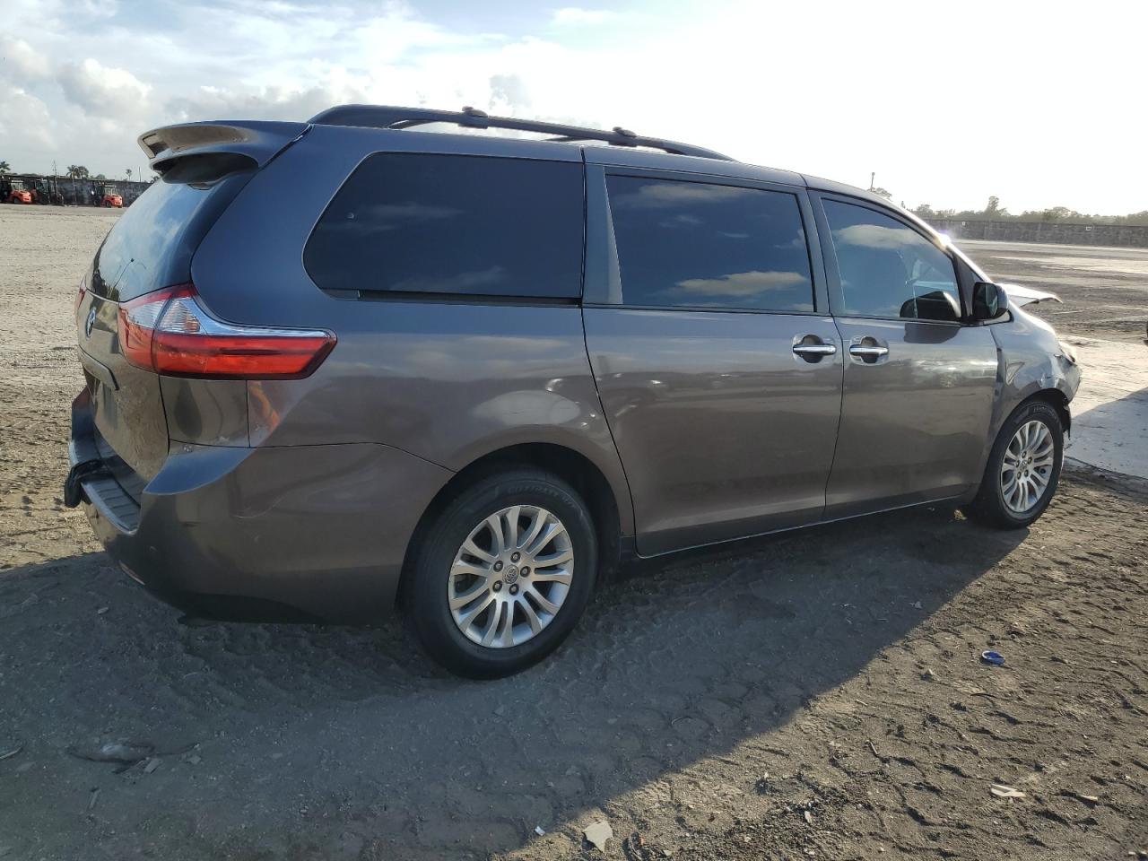 2016 Toyota Sienna VIN 5TDYK3DC2GS707563 Copart auction photo, front end damage thumbnail 3
