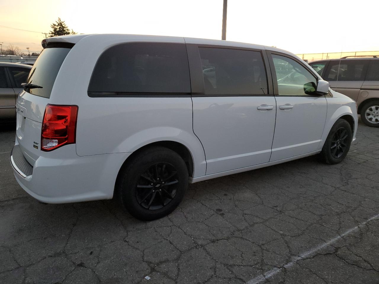 2019 Dodge Caravan VIN 2C4RDGEG3KR670919 Copart auction photo, side / front end damage thumbnail 3