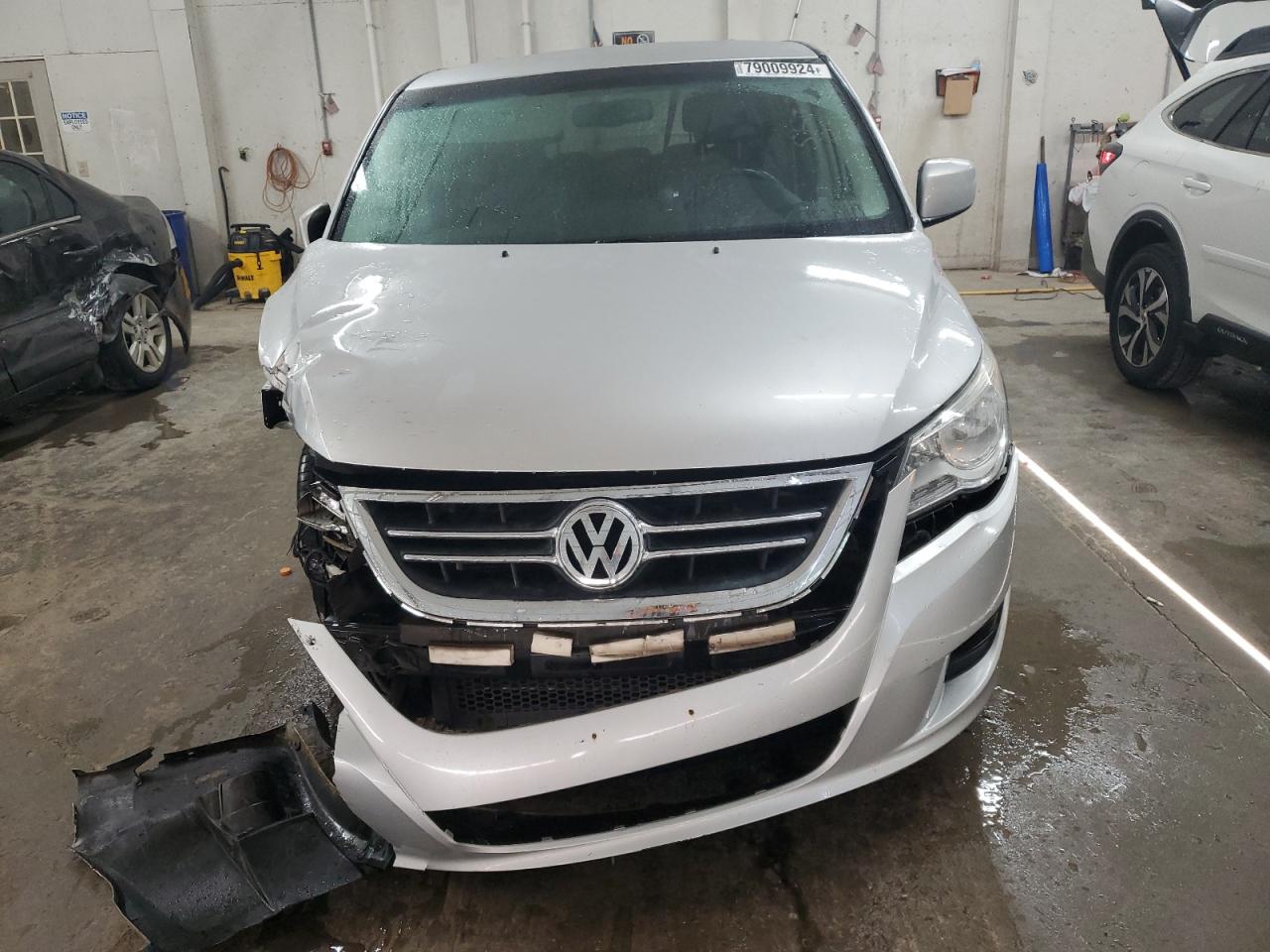 2009 Volkswagen Routan VIN 2V8HW54X79R510990 Copart auction photo, front end / side damage thumbnail 5