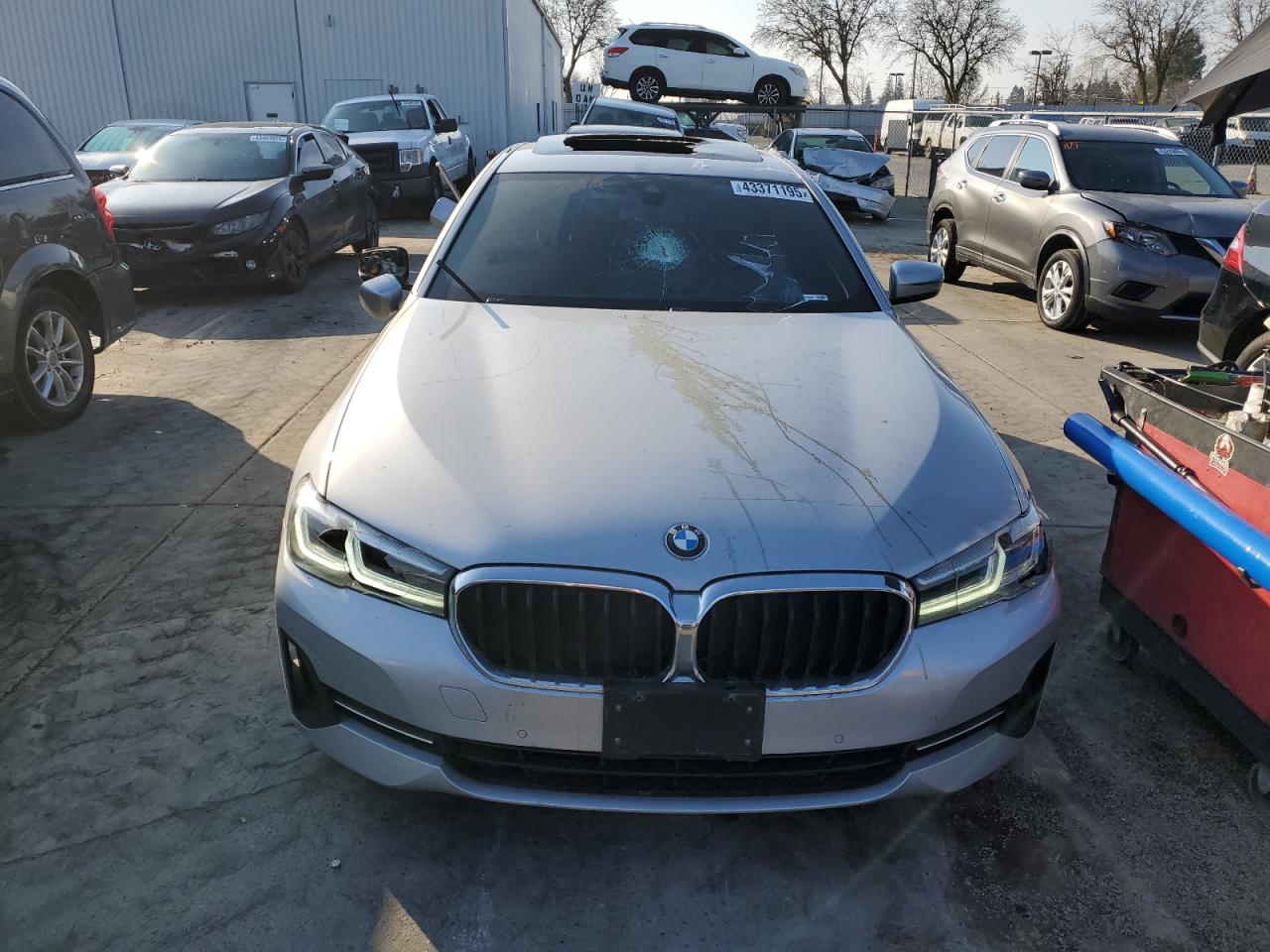 2021 BMW 5er VIN WBA13BJ08MWX25707 Copart auction photo, vandalism / all over damage thumbnail 5