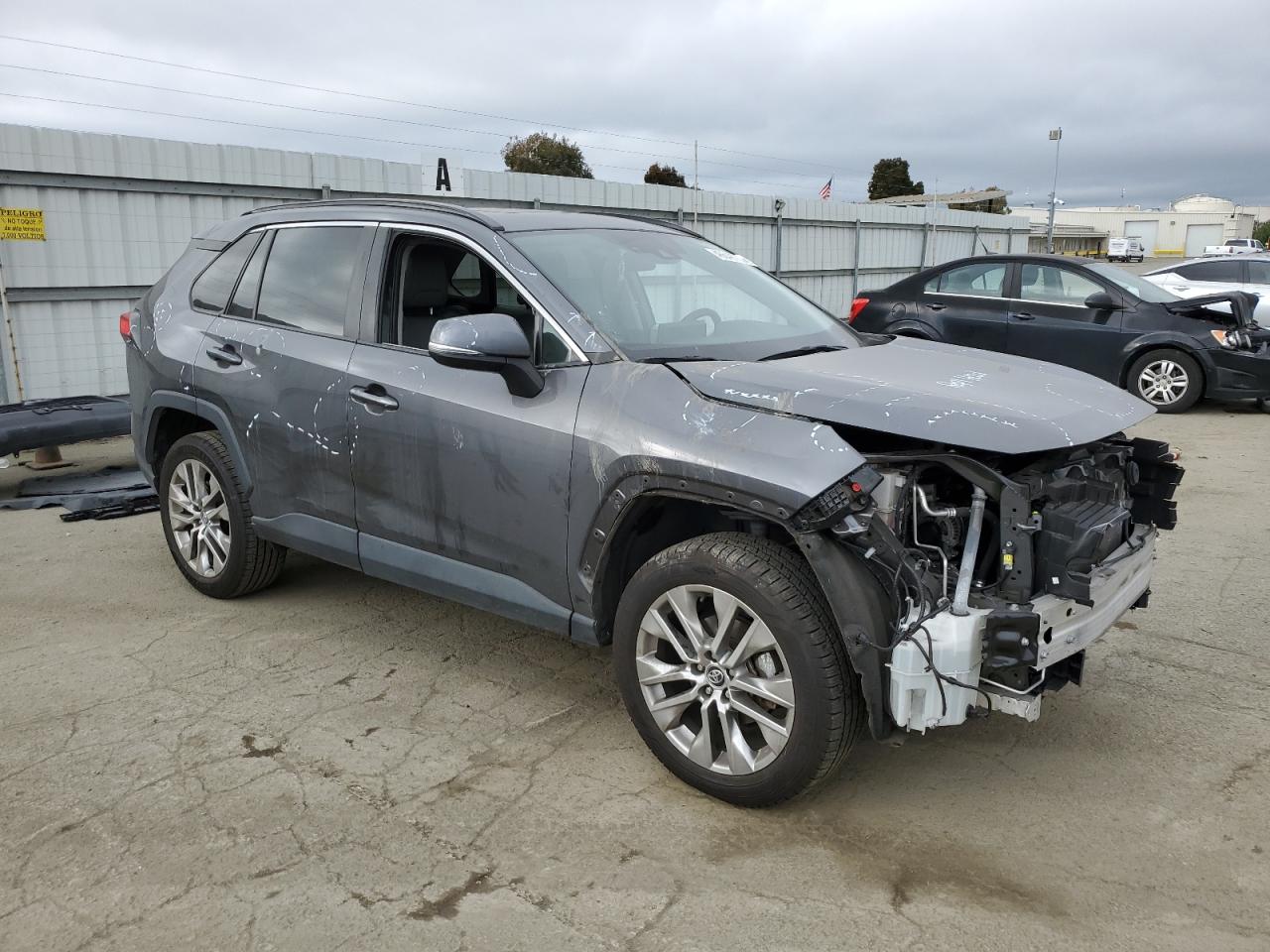 2021 Toyota RAV 4 VIN 2T3C1RFVXMC099138 Copart auction photo, front end / side damage thumbnail 4