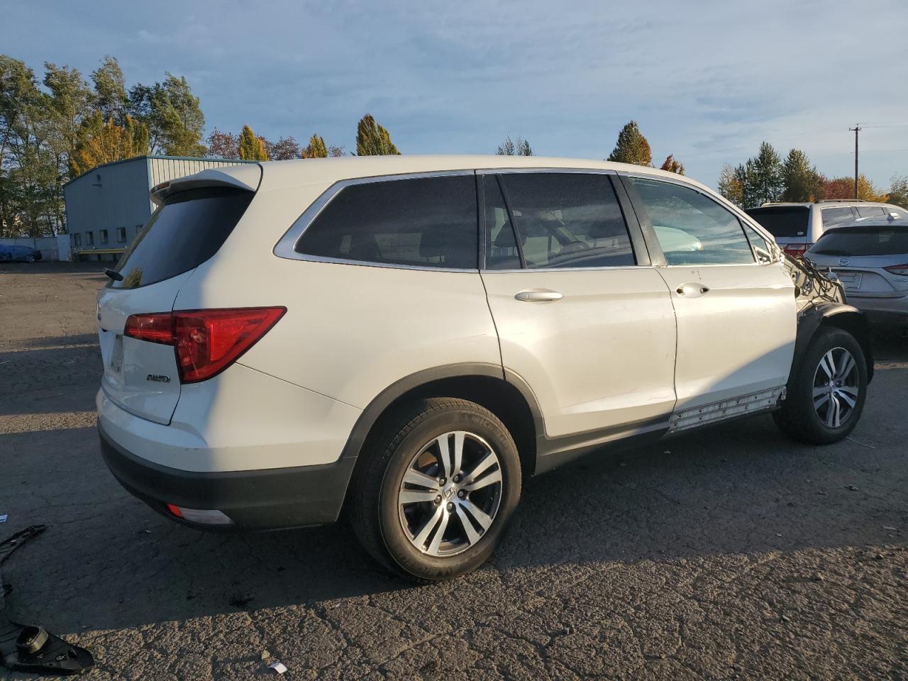 2018 Honda Pilot VIN 5FNYF6H74JB011043 Copart auction photo, front end / side damage thumbnail 3