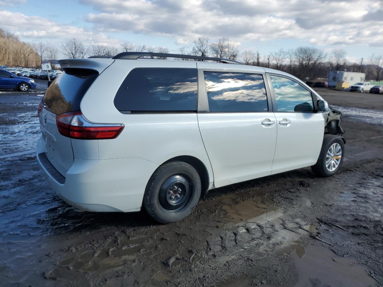 2017 Toyota Sienna VIN 5TDYZ3DCXHS769421 Copart auction photo, front end damage thumbnail 3