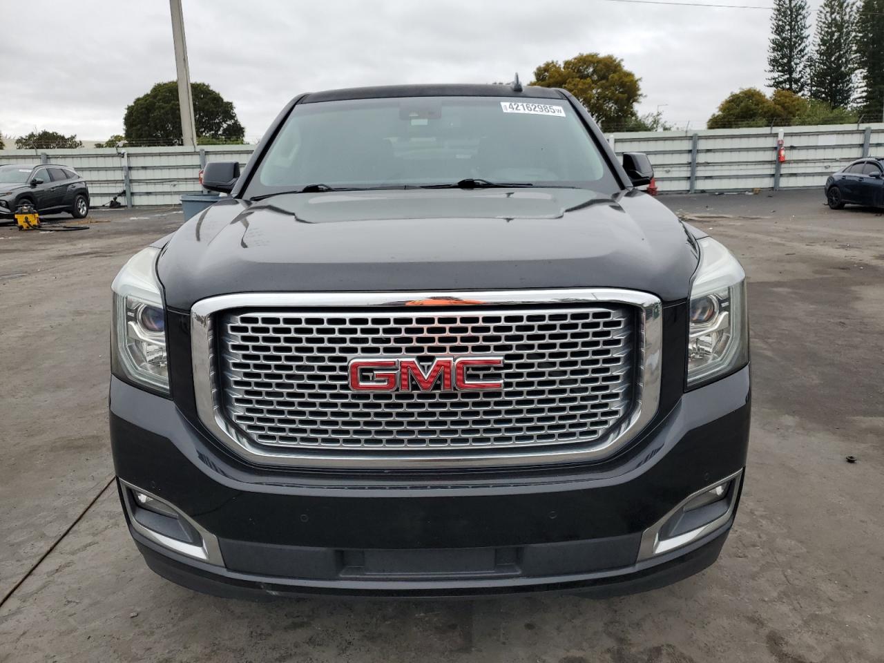 2015 GMC Yukon VIN 1GKS1AKC0FR684558 Copart auction photo, normal wear damage thumbnail 5