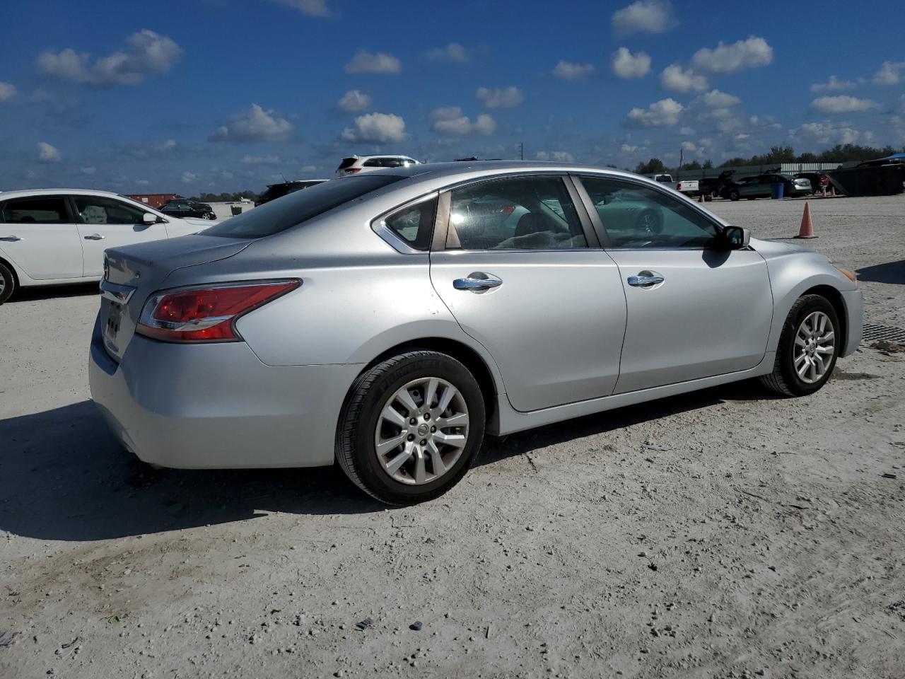 2015 Nissan Altima VIN 1N4AL3AP5FC477335 Copart auction photo, normal wear / minor dent/scratches damage thumbnail 3