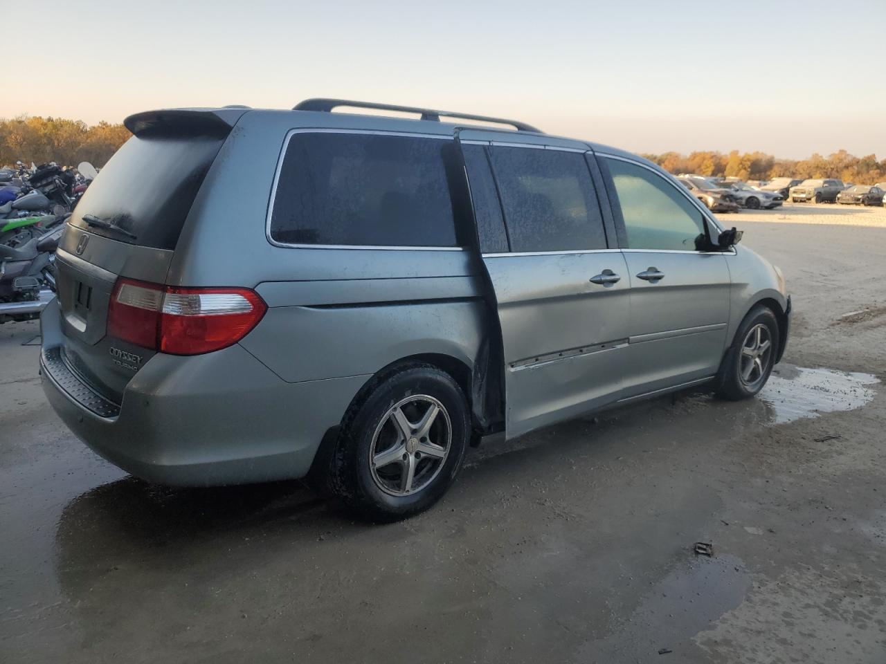 2005 Honda Odyssey VIN 5FNRL38865B129184 Copart auction photo, front end / side damage thumbnail 3