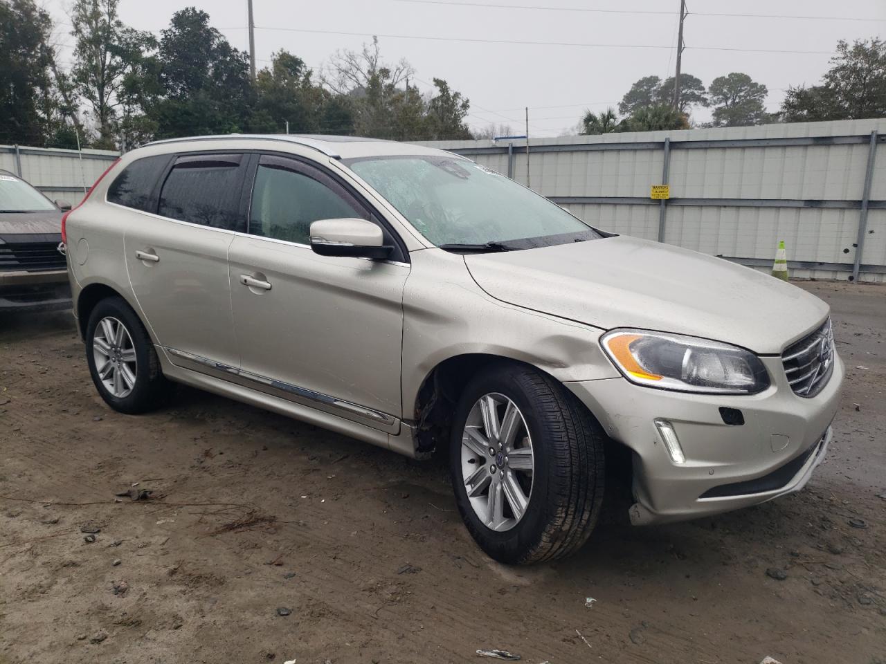 2017 Volvo XC60 VIN YV440MDU1H2095073 Copart auction photo, front end damage thumbnail 4